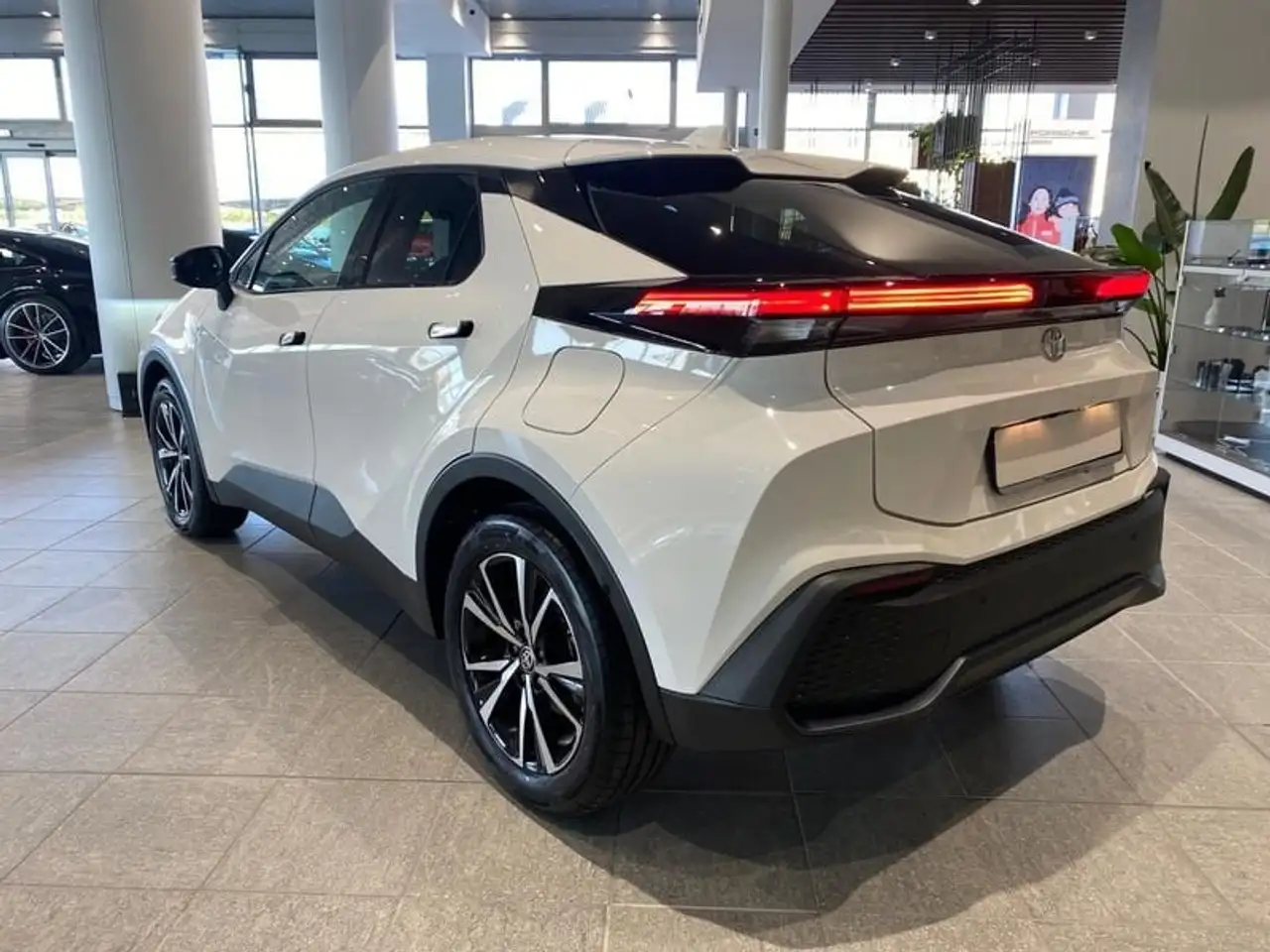 Toyota C-HR PHEV, миниатюра 10