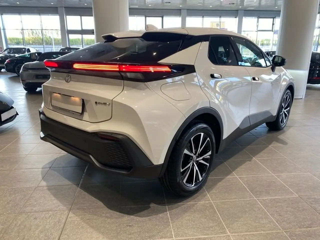 Toyota C-HR PHEV, миниатюра 7