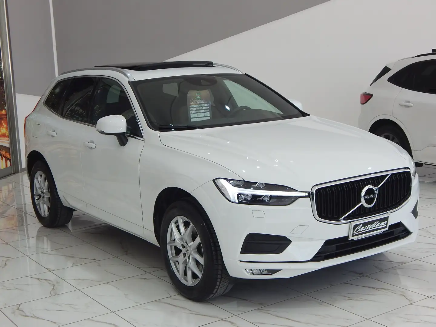 Volvo XC60 2.0 B4 Momentum Pro AWD Aut TETTO-NAVI-PELLE-KAMER Bianco - 2