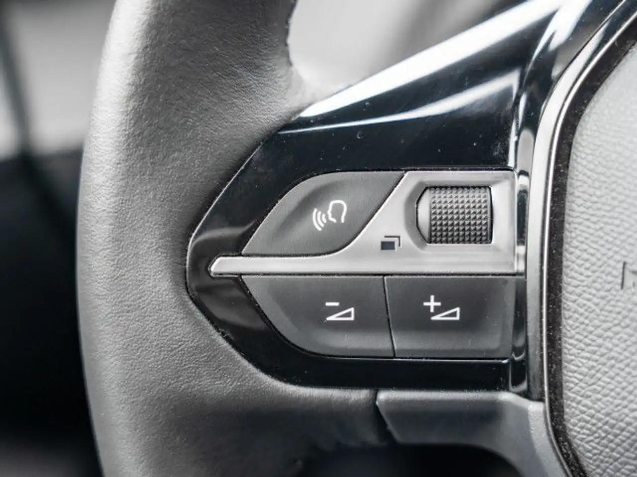 Peugeot 2008 Allure 1.2 PureTech Bluetooth LED Klima 17
