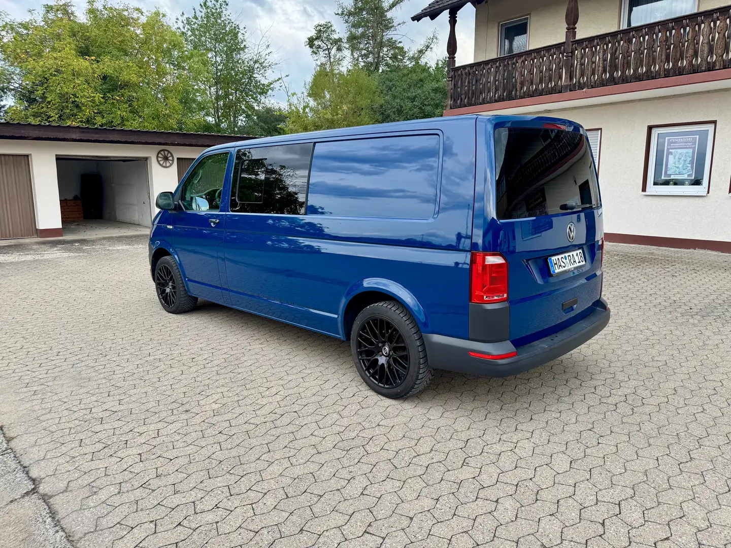 Volkswagen T6 California Selbstausbau vom Transporter mit langen Radstand Blau - 2