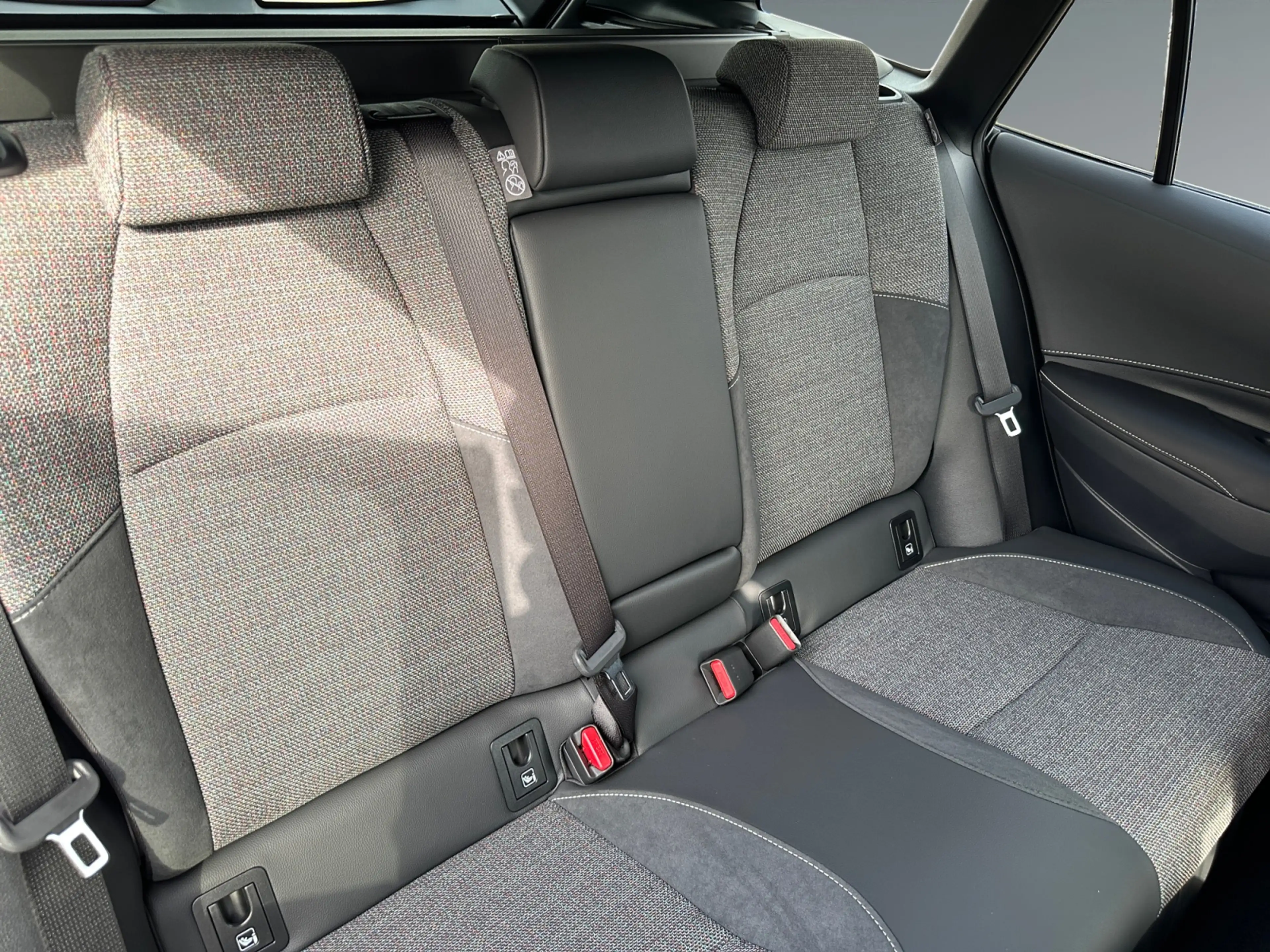 Toyota Corolla 1,8 l Hybrid TS,  Teamplayer — photo 14