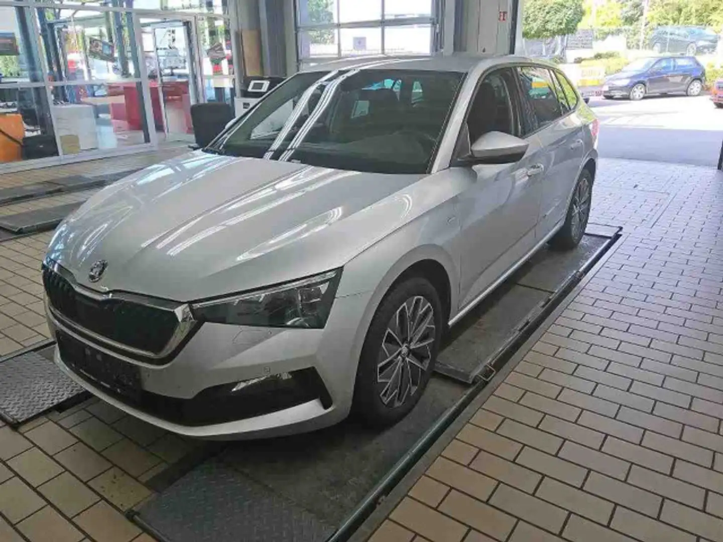 Skoda Scala Tour 1.0 TSI DSG LED Navi RFK ACC SHZ Silber - 1