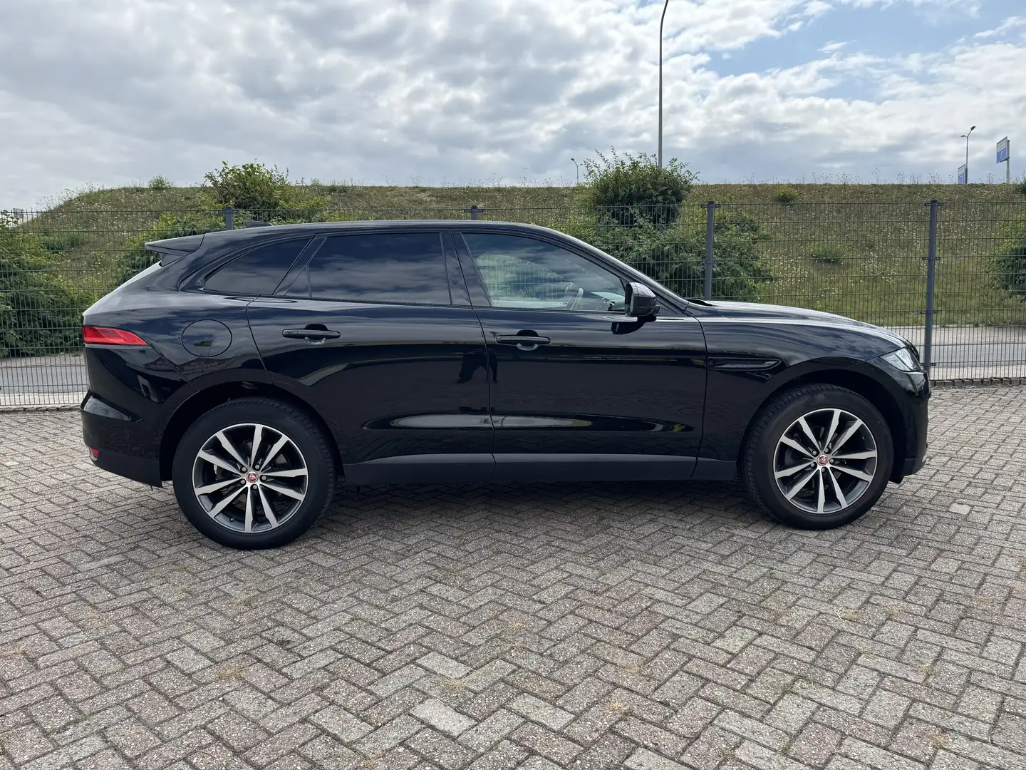 Jaguar F-Pace 25t AWD Prestige - 2