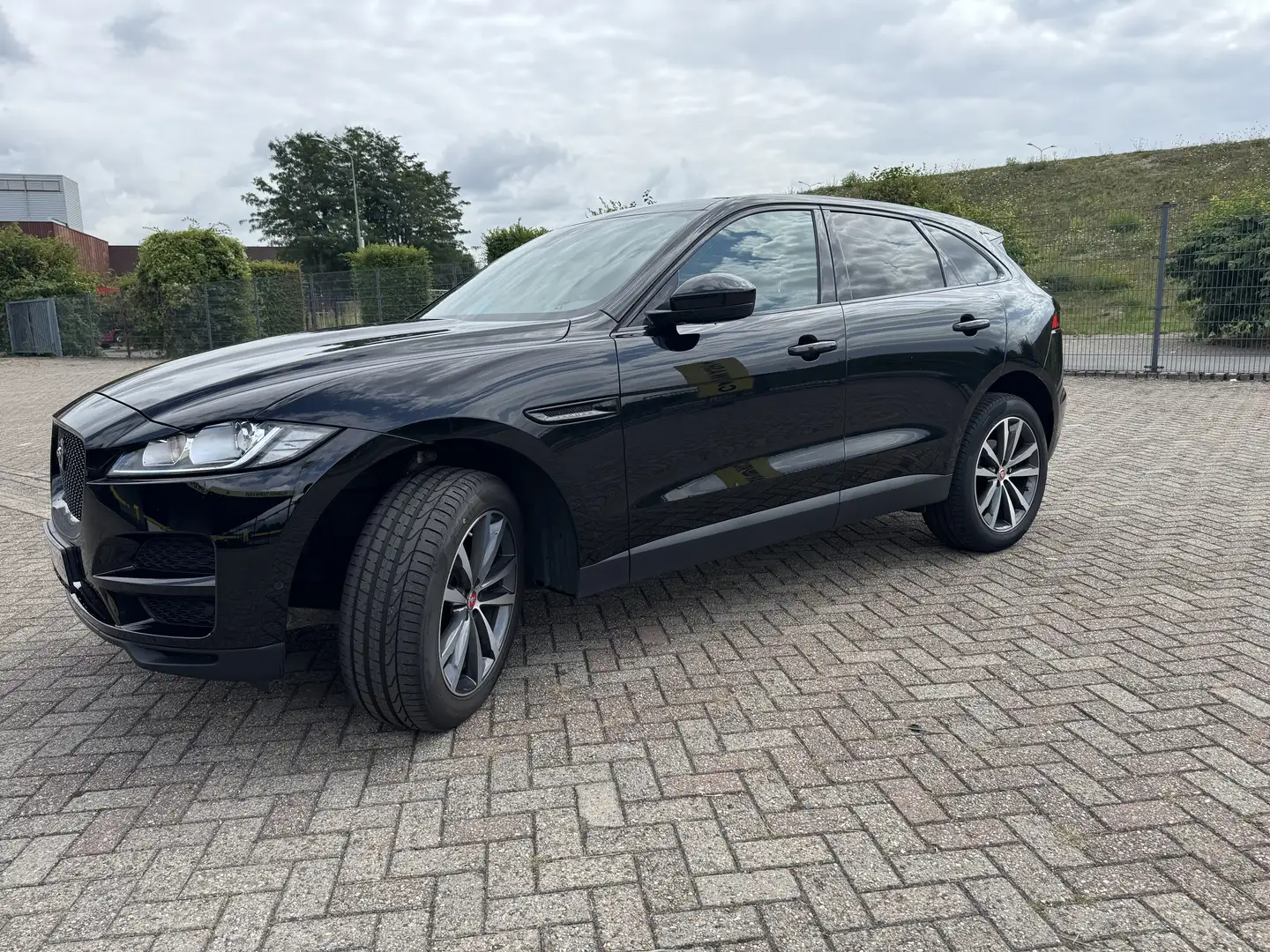 Jaguar F-Pace 25t AWD Prestige - 1