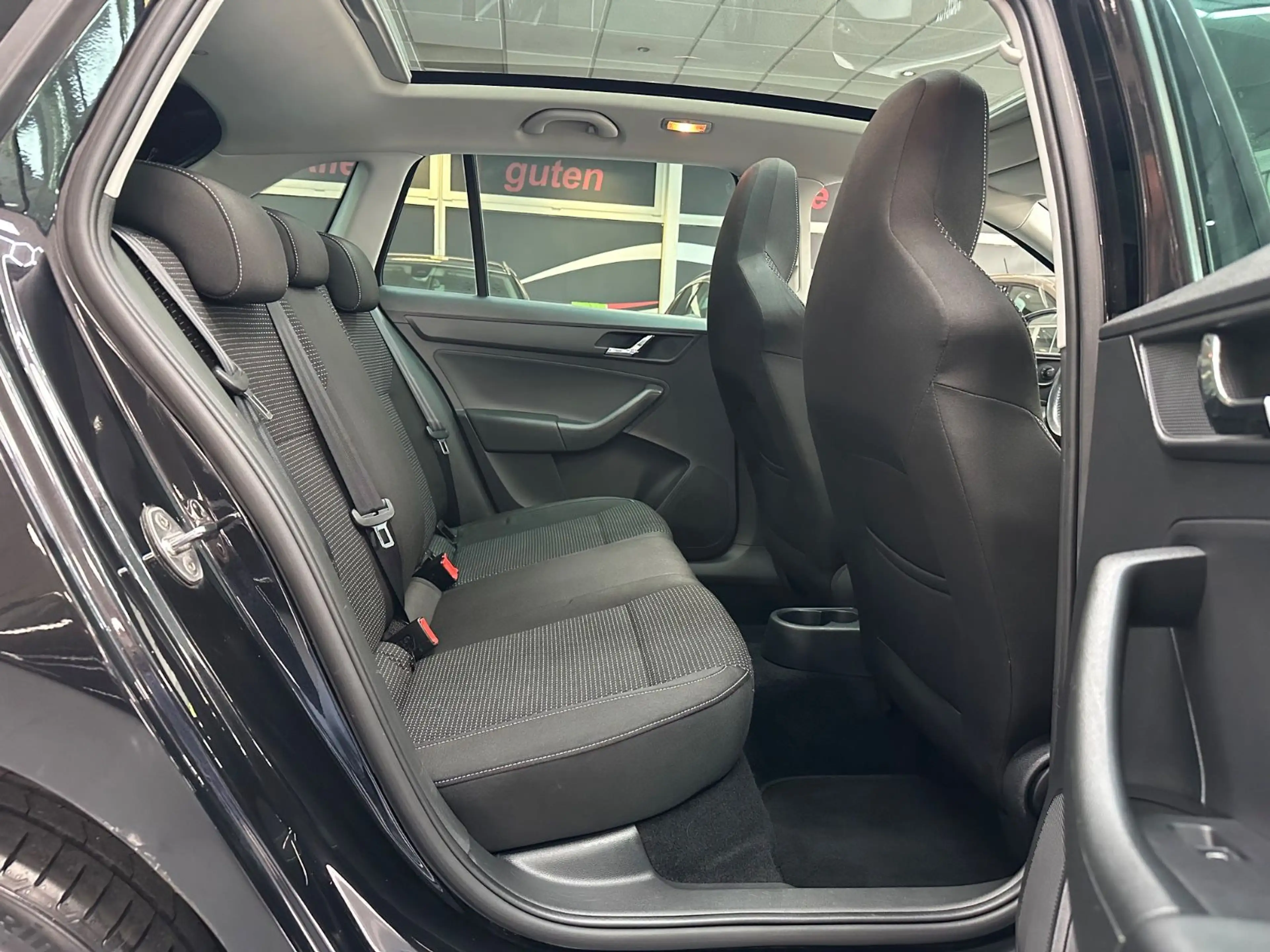 Skoda Rapid/Spaceback Spaceback Elegance 1.2 TSI/Pano/Xenon — photo 15