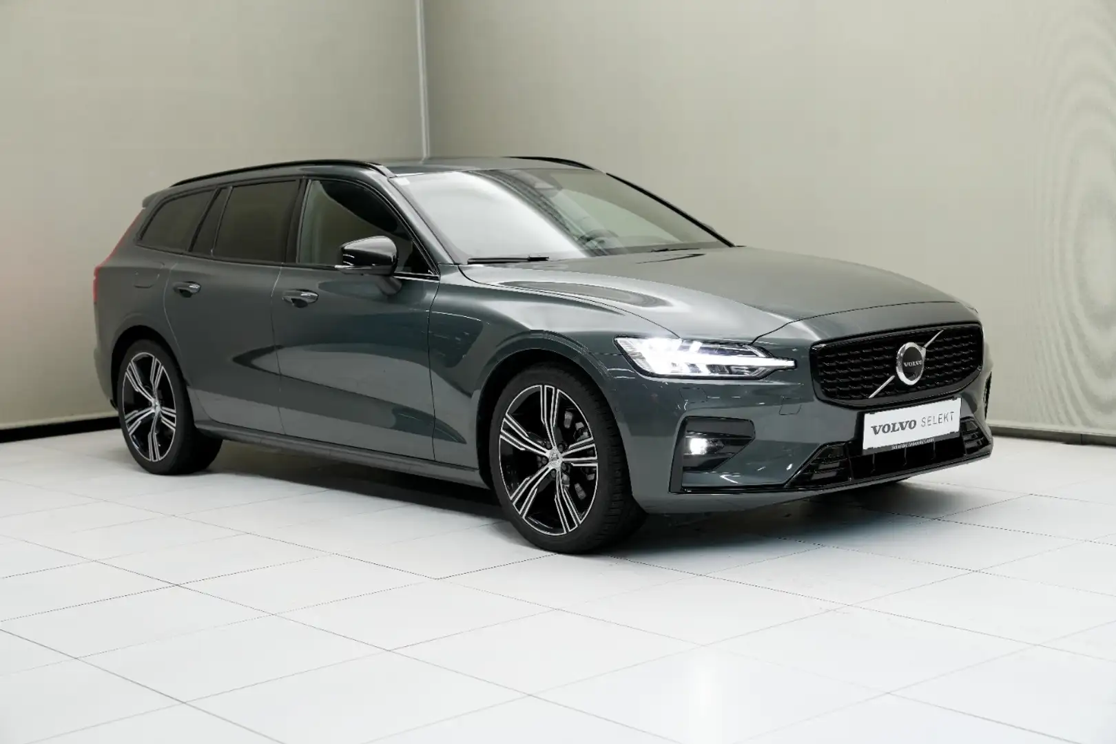 Volvo V60 Ultra, B4 Mild Hybrid, Benzin, Dark W-Paket Grün - 2
