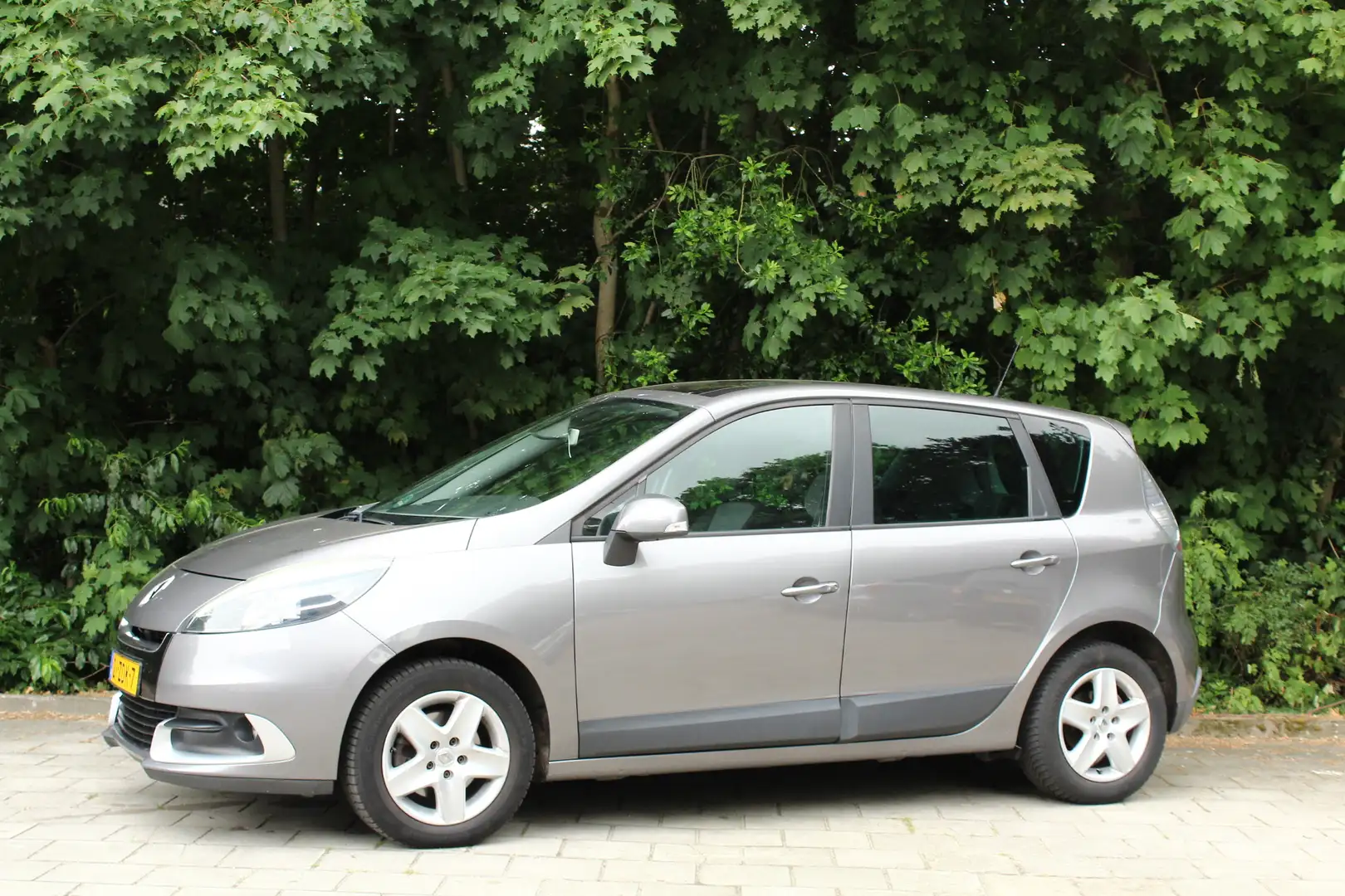 Renault Scenic 1.2 TCe Expression navigatie, clima cruise enz. Grijs - 1