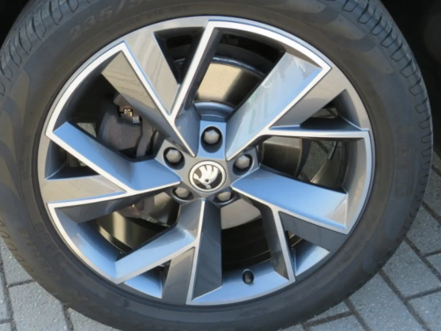 Skoda Kodiaq Sportline 2.0 TDI 4x4 AHK Kamera PDC Navi Zwart - 2