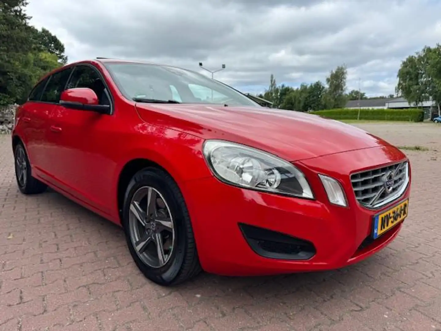 Volvo V60 1.6 T3 150PK KINETIC/THAAK/ODAK/NAV/HLEER Rood - 1