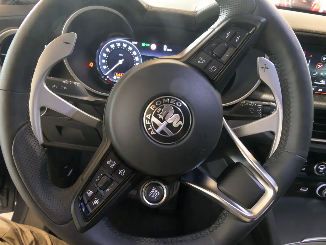 Alfa Romeo Stelvio 2025 — фото 23