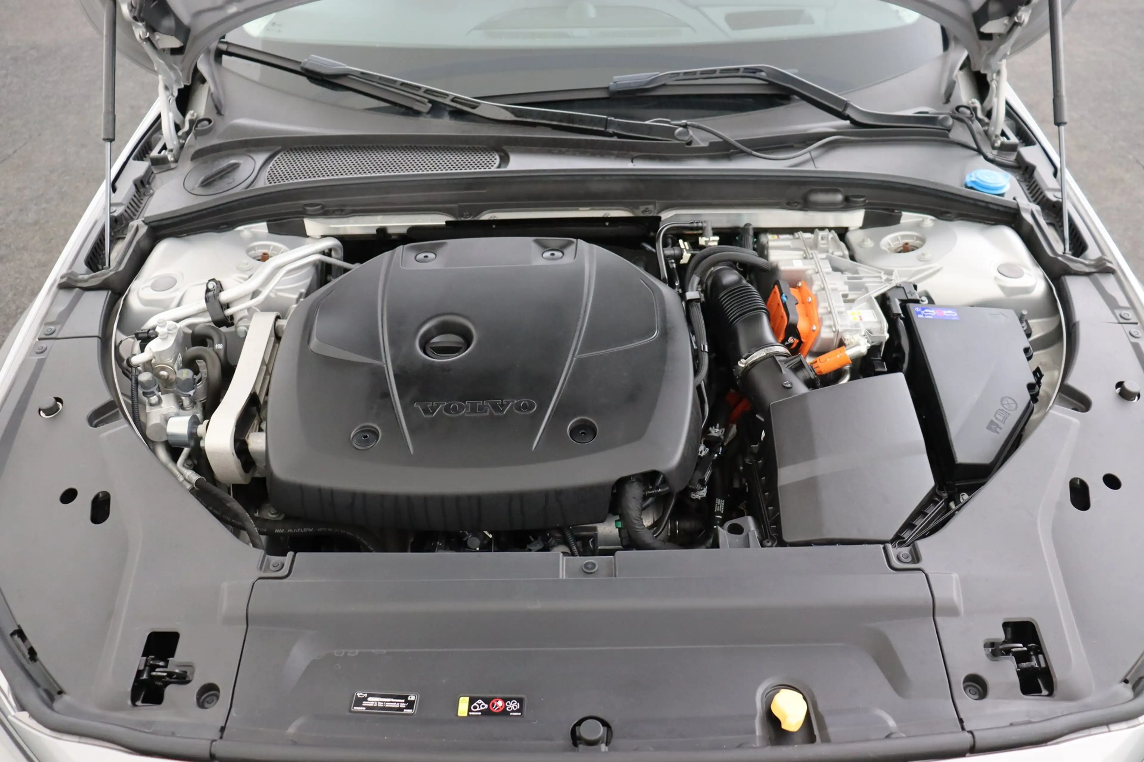 Volvo S90 2.0T8 PHEV BRIGHT ULTIMAT GEARTRONIC + GPS + LEDER — photo 14