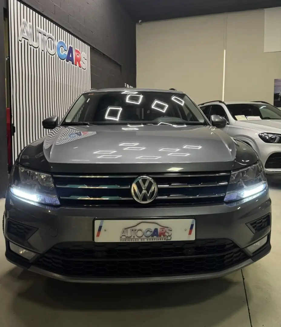 Volkswagen Tiguan Familiar Manual de 5 Puertas Gris - 2