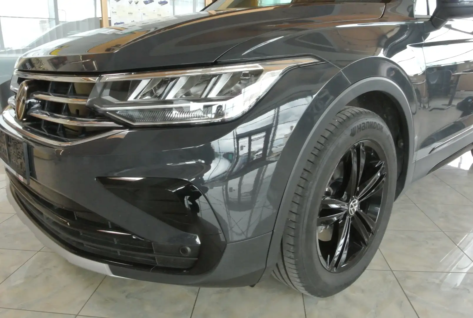 Volkswagen Tiguan Urban Sport 4Motion *AHV/ACC/NAVI/SPORT* Grau - 2