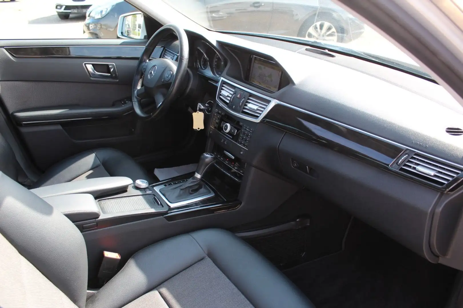 Mercedes-Benz E 250 CGI BE Lim.*AVANTGARDE*NAVI/COMAND*SD*ALU* Silber - 2