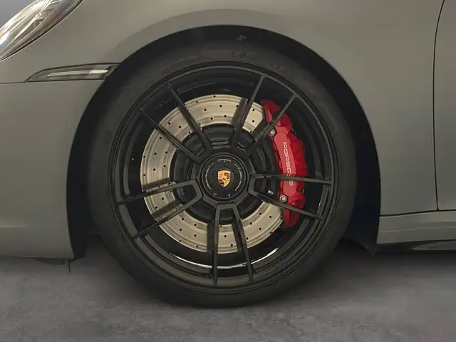 Porsche 911 view 9