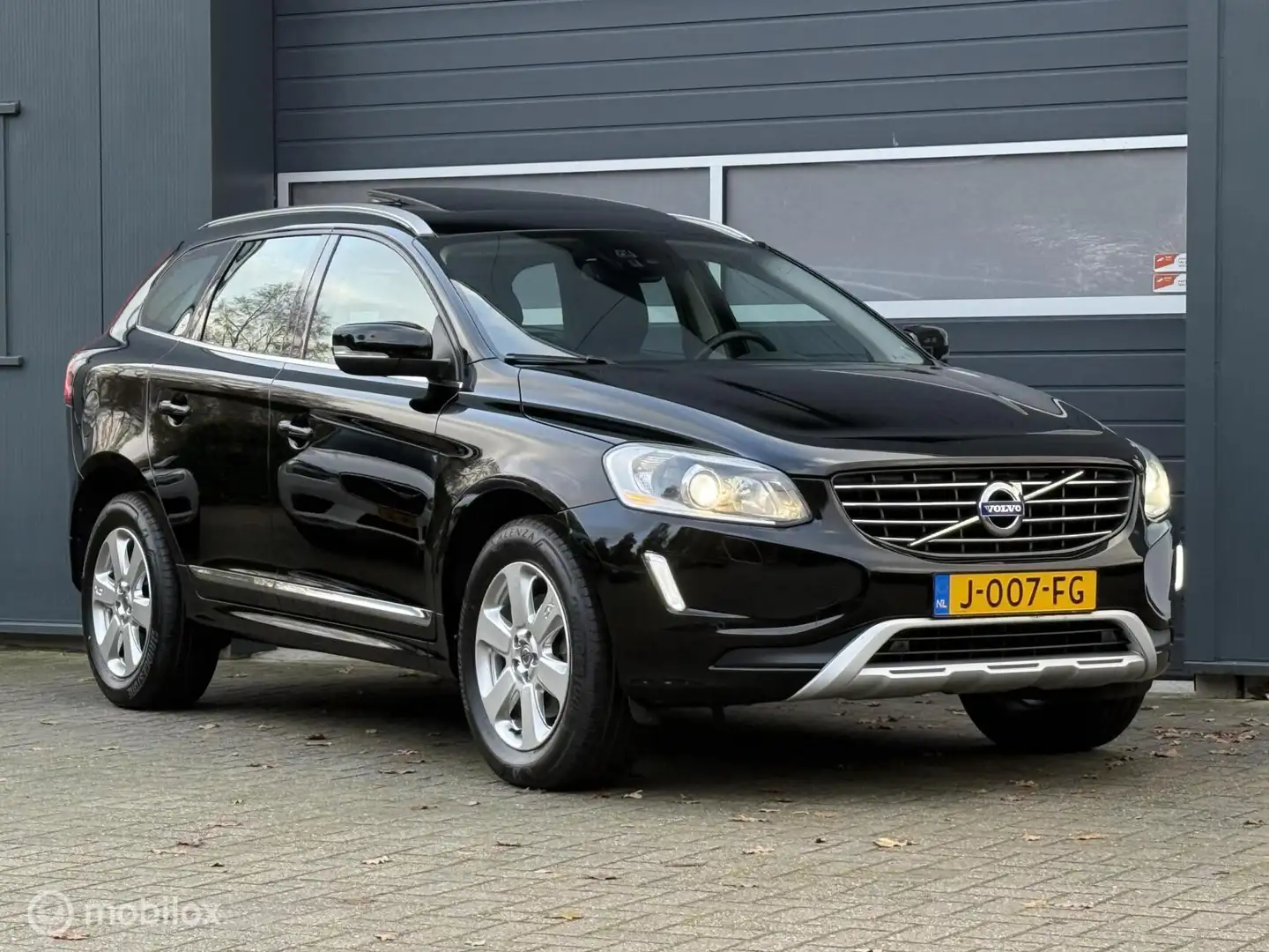 Volvo XC60 2.4 D5 AWD 215pk Summum -Trekhaak-Panoramadak-Came Negro - 2