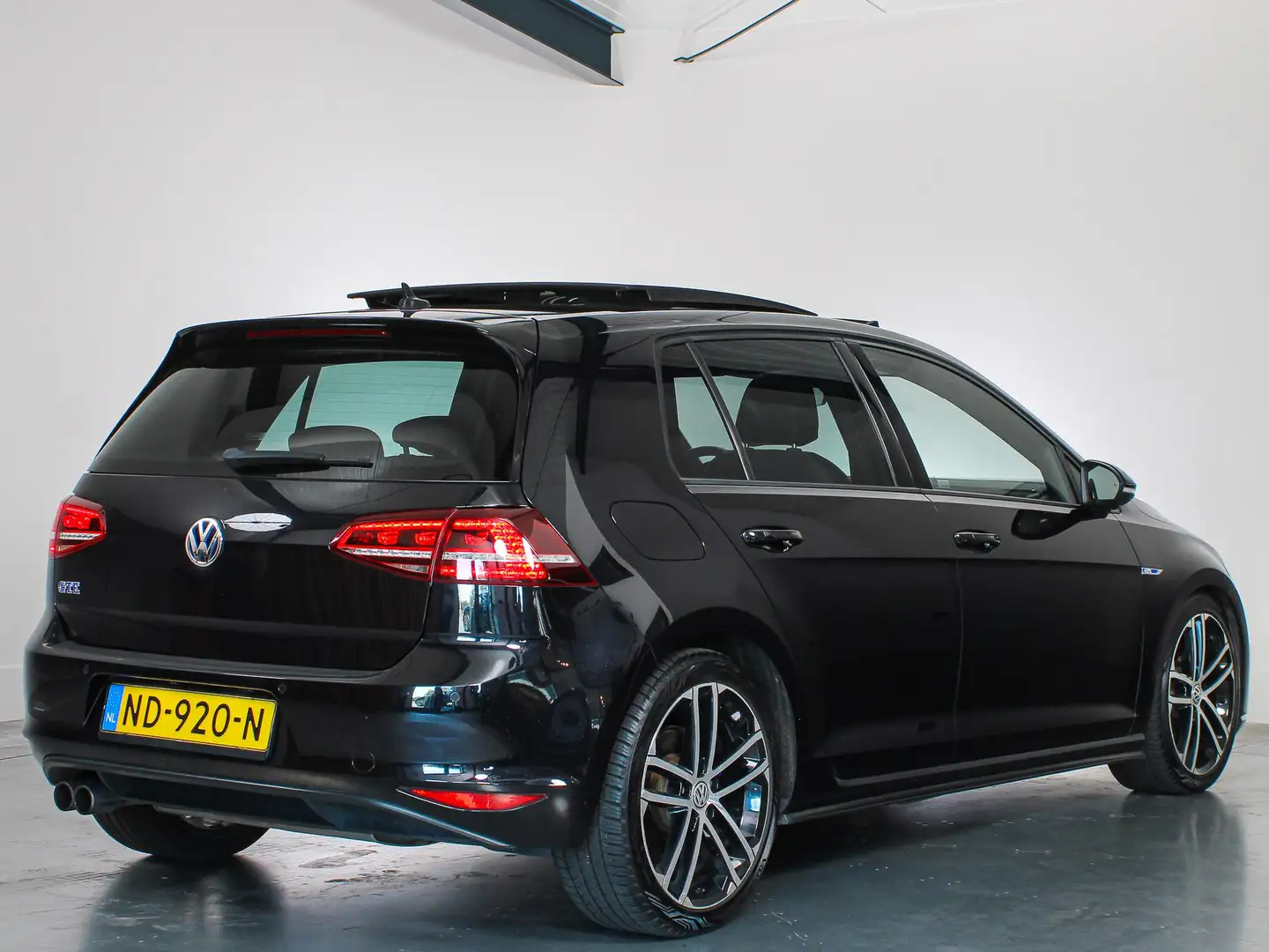 Volkswagen Golf GTE 1.4 TSI Panoramadak, Volleder, Navigatie, Apple Ca Zwart - 2