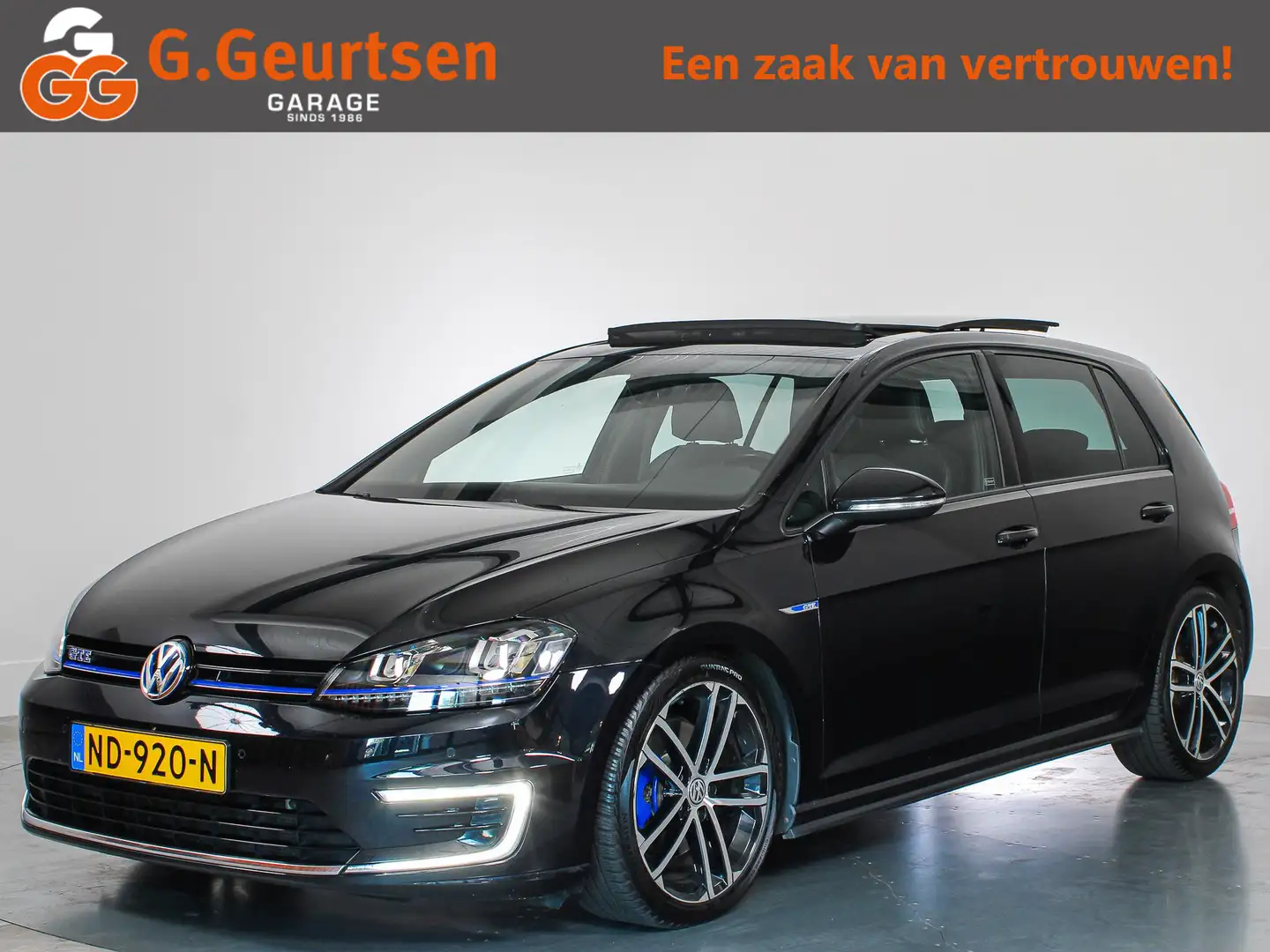 Volkswagen Golf GTE 1.4 TSI Panoramadak, Volleder, Navigatie, Apple Ca Zwart - 1