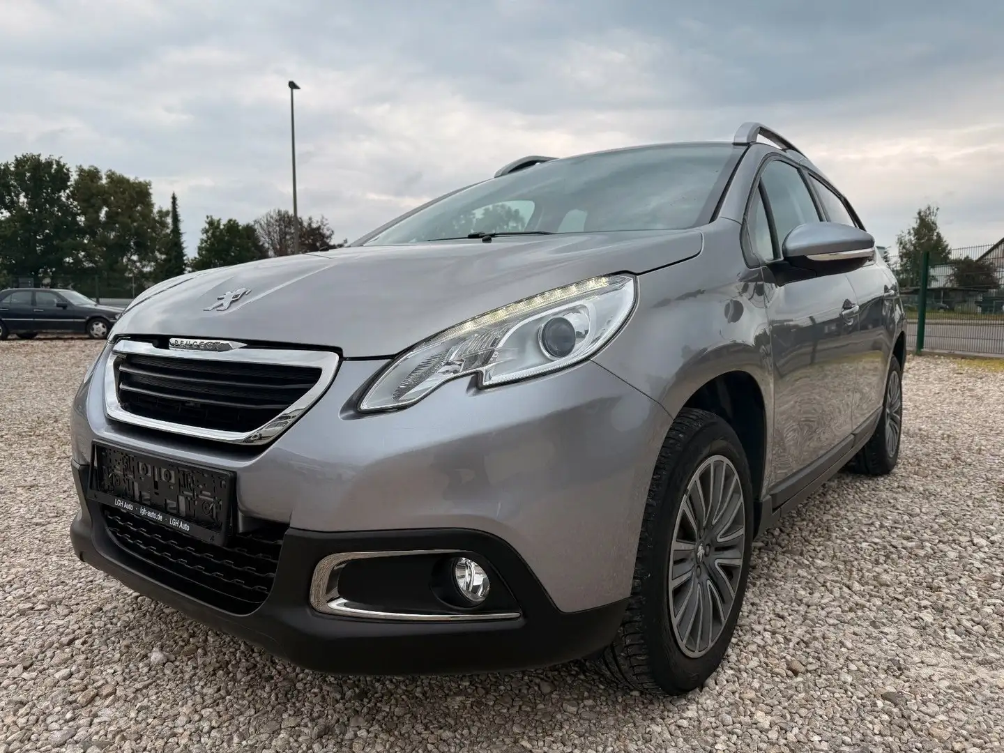 Peugeot 2008 Active NEU Zahnriemen, TÜV Gris - 1