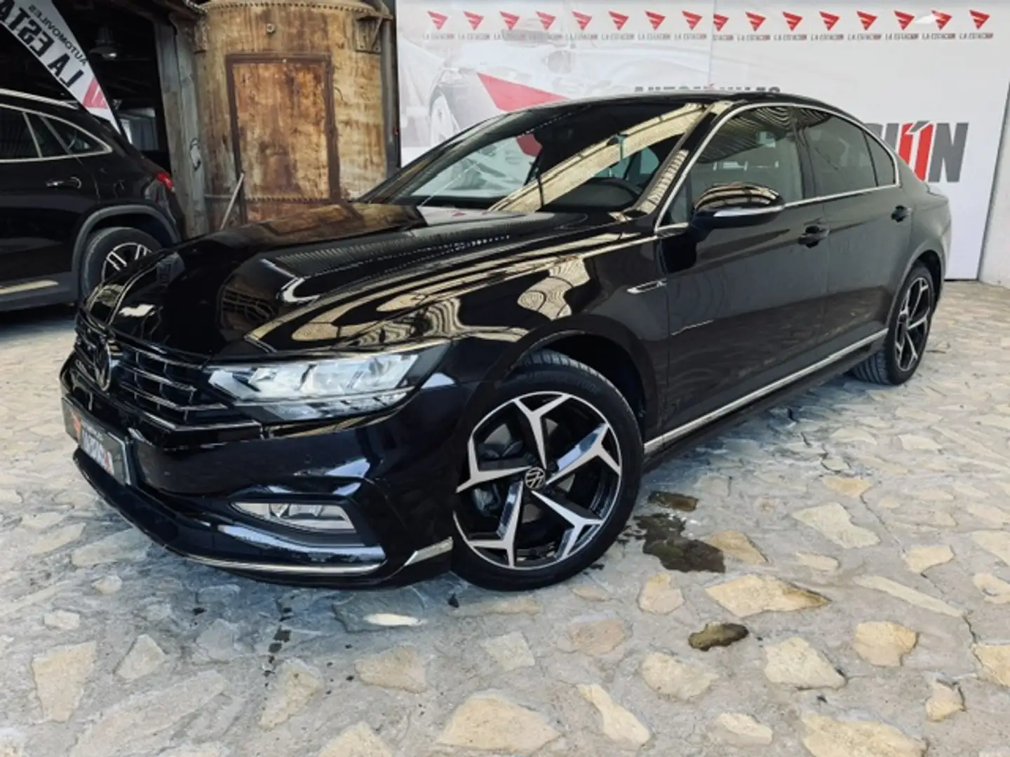Volkswagen Passat 2.0TDI R-Line 110kW Negro - 1