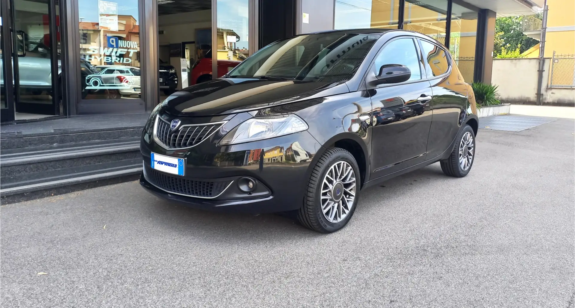 Lancia Ypsilon 1.0 FireFly 5 porte S&S Hybrid Gold Plus Nero - 1