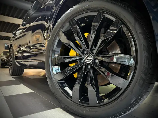 Volkswagen Touareg view 6