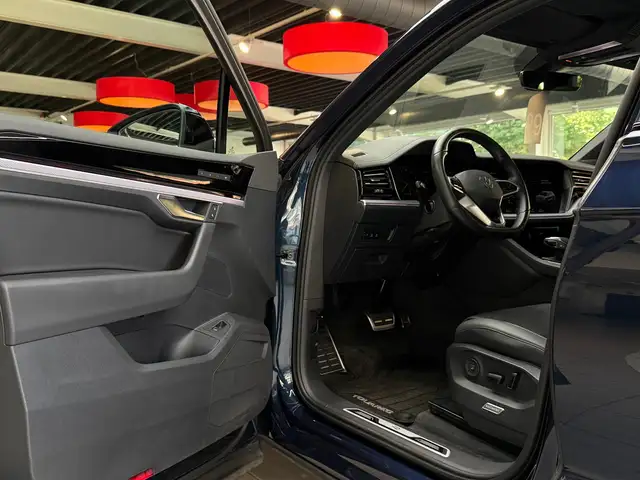 Volkswagen Touareg view 10