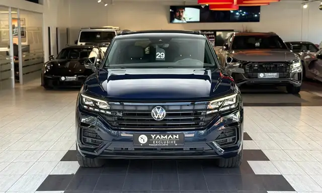 Volkswagen Touareg view 3