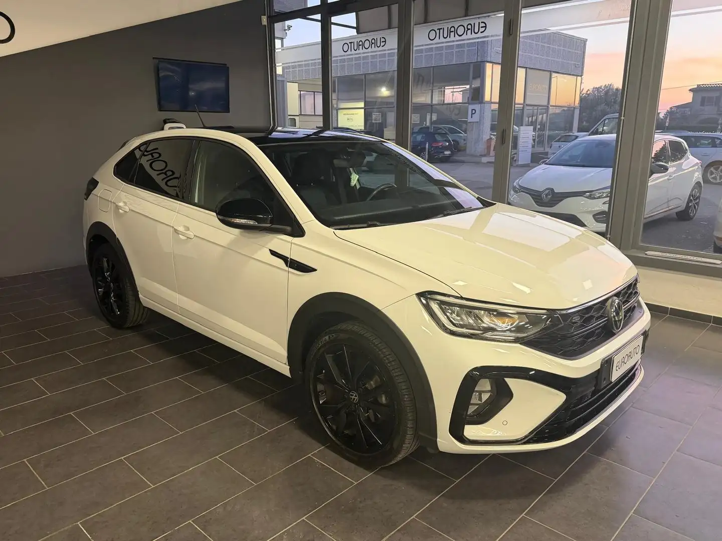 Volkswagen Taigo Taigo 1.0 tsi R-Line 110cv Bianco - 2