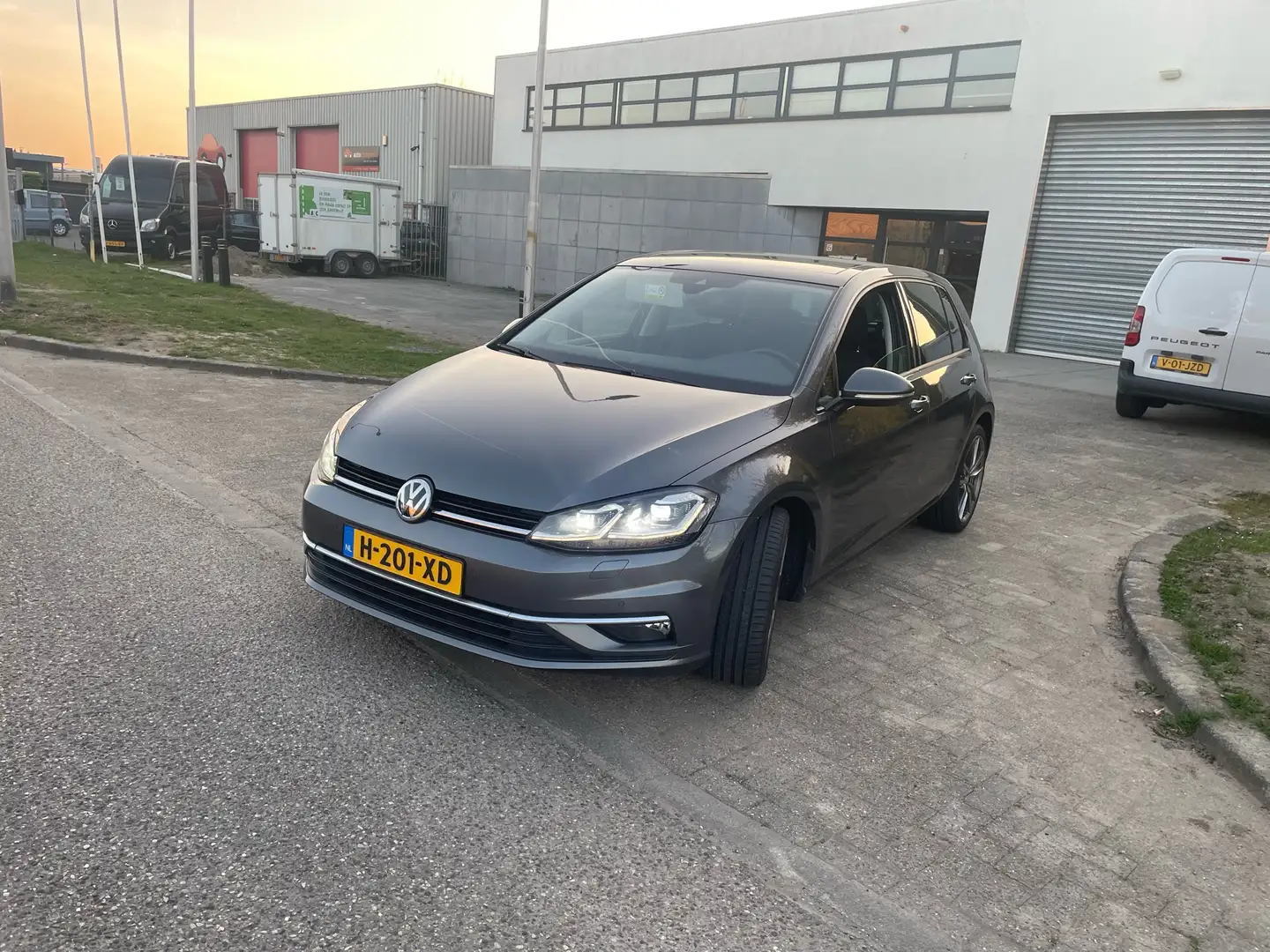 Volkswagen Golf 2.0 TDI HL Bns R Grijs - 2
