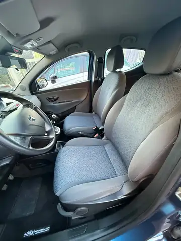 Lancia Ypsilon view 9
