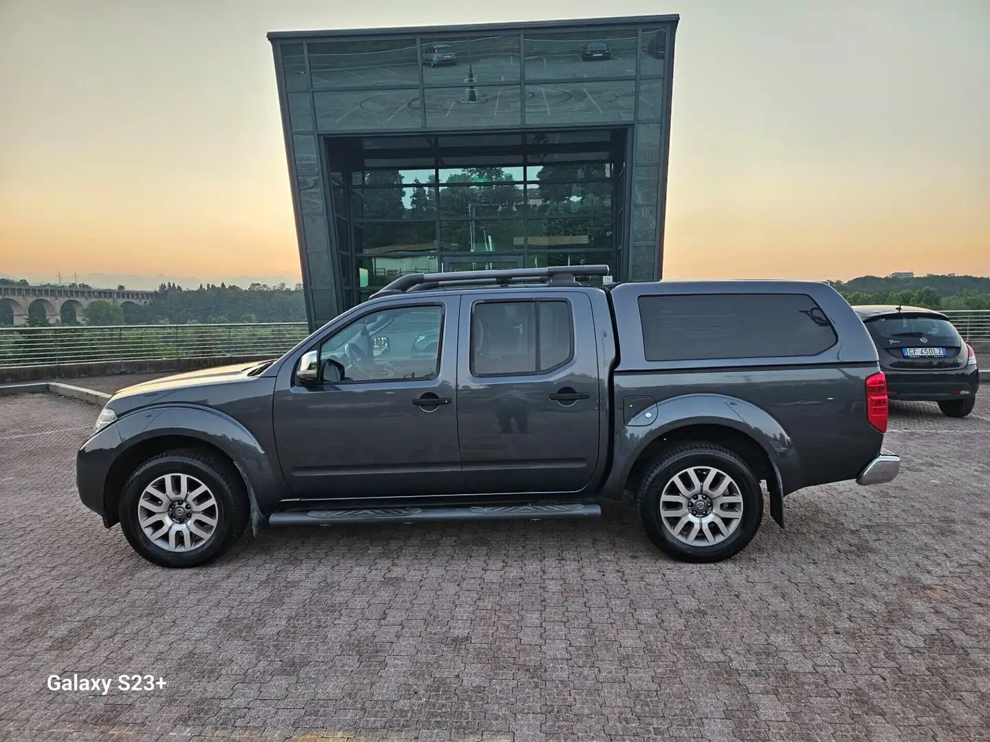 Nissan Navara 2.5 dCi 190CV 4 porte Double Cab Sport Grigio - 2