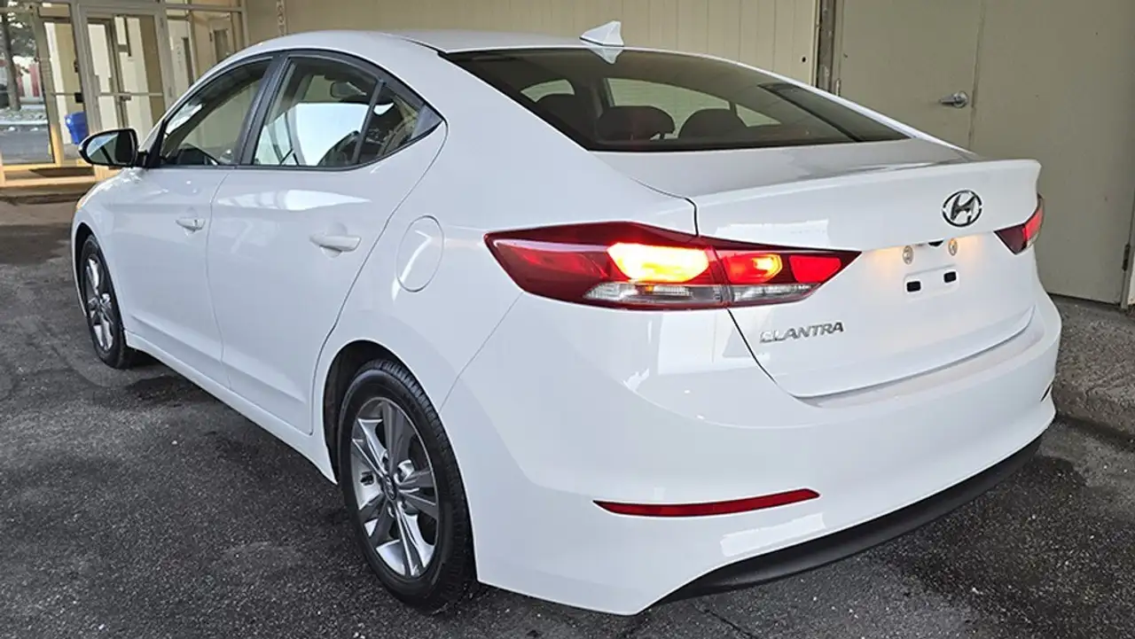 Hyundai ELANTRA снимка Hyundai ELANTRA
