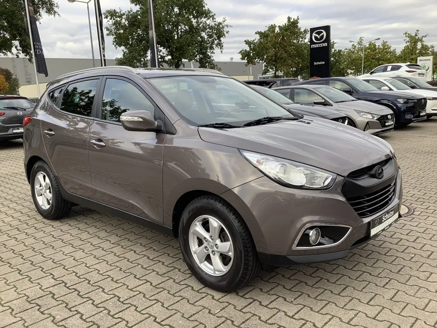 Hyundai iX35 Style 2.0 Automatik AHK abnehmbar 8fach bereift Grau - 1