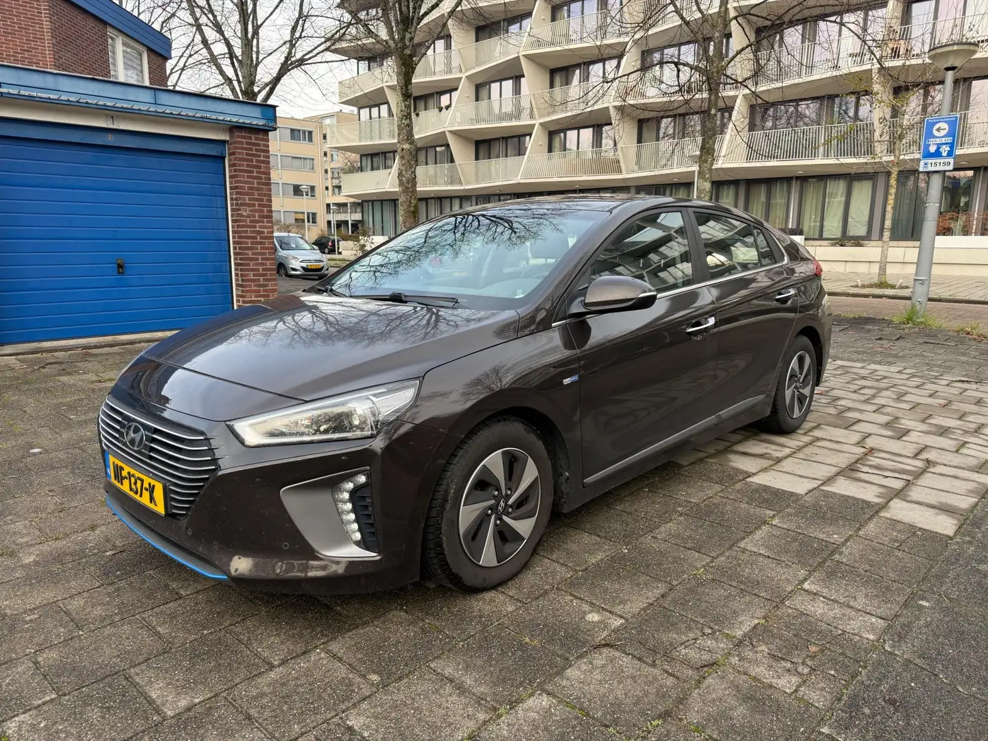 Hyundai IONIQ 1.6 GDi Premium Hybrid 1-Eigenaar Mocca Brown Bruin - 1