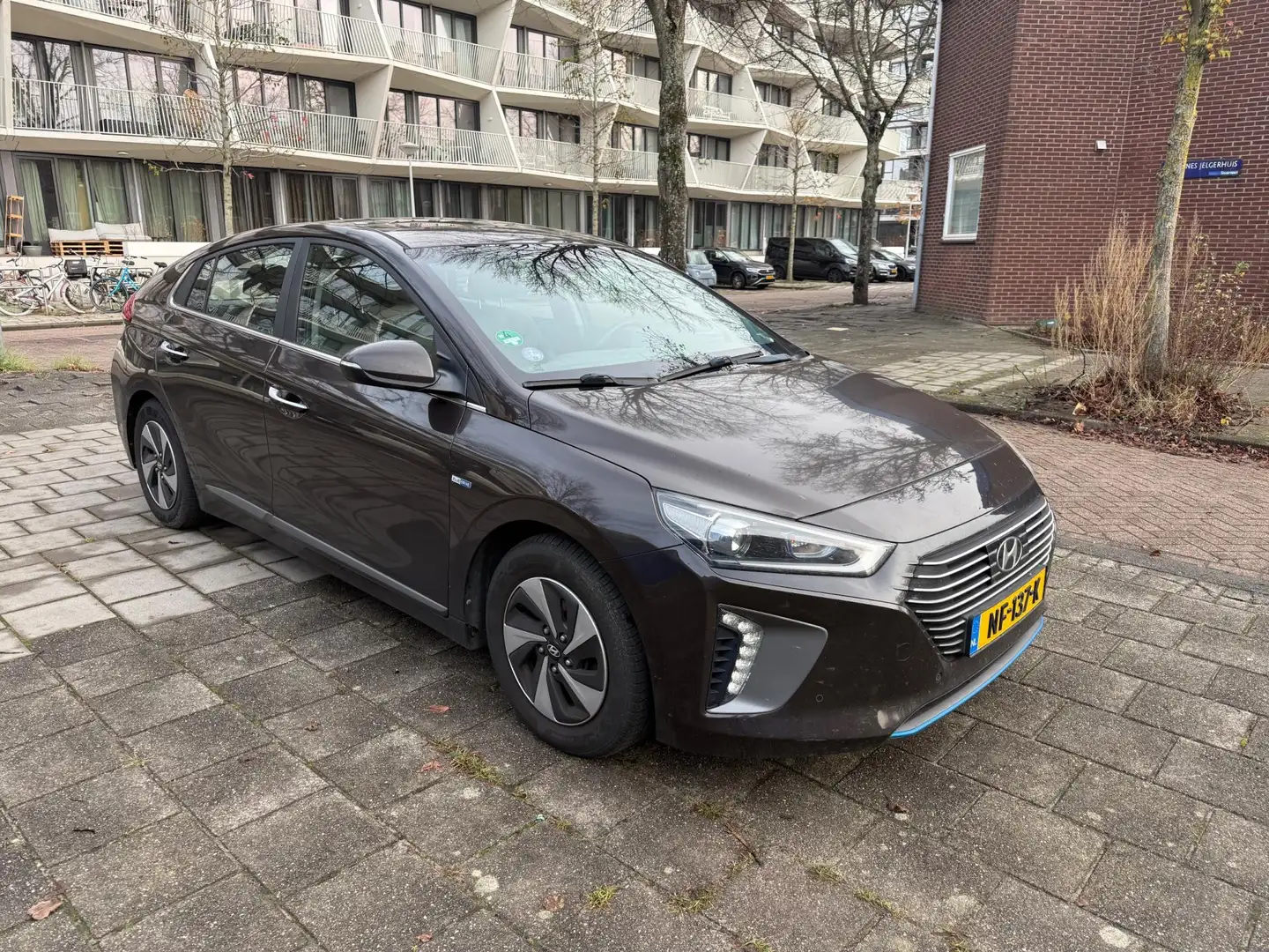 Hyundai IONIQ 1.6 GDi Premium Hybrid 1-Eigenaar Mocca Brown Bruin - 2