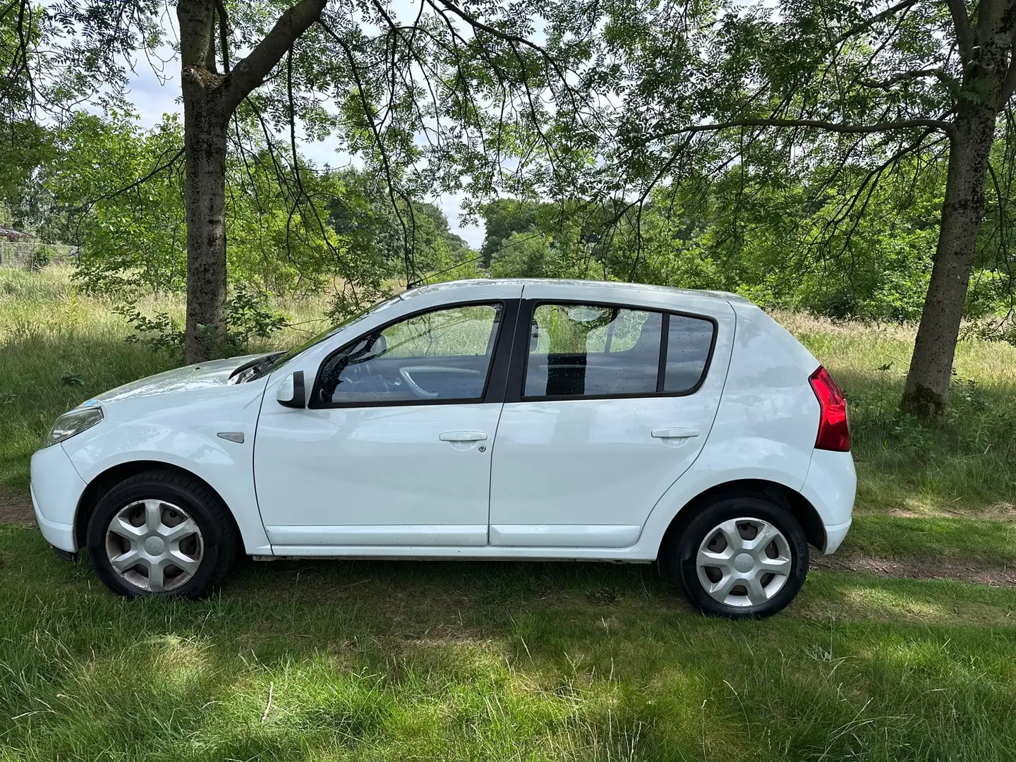 Dacia Sandero 1.2 Lauréate apk t/m 30-06-2025 Wit - 2