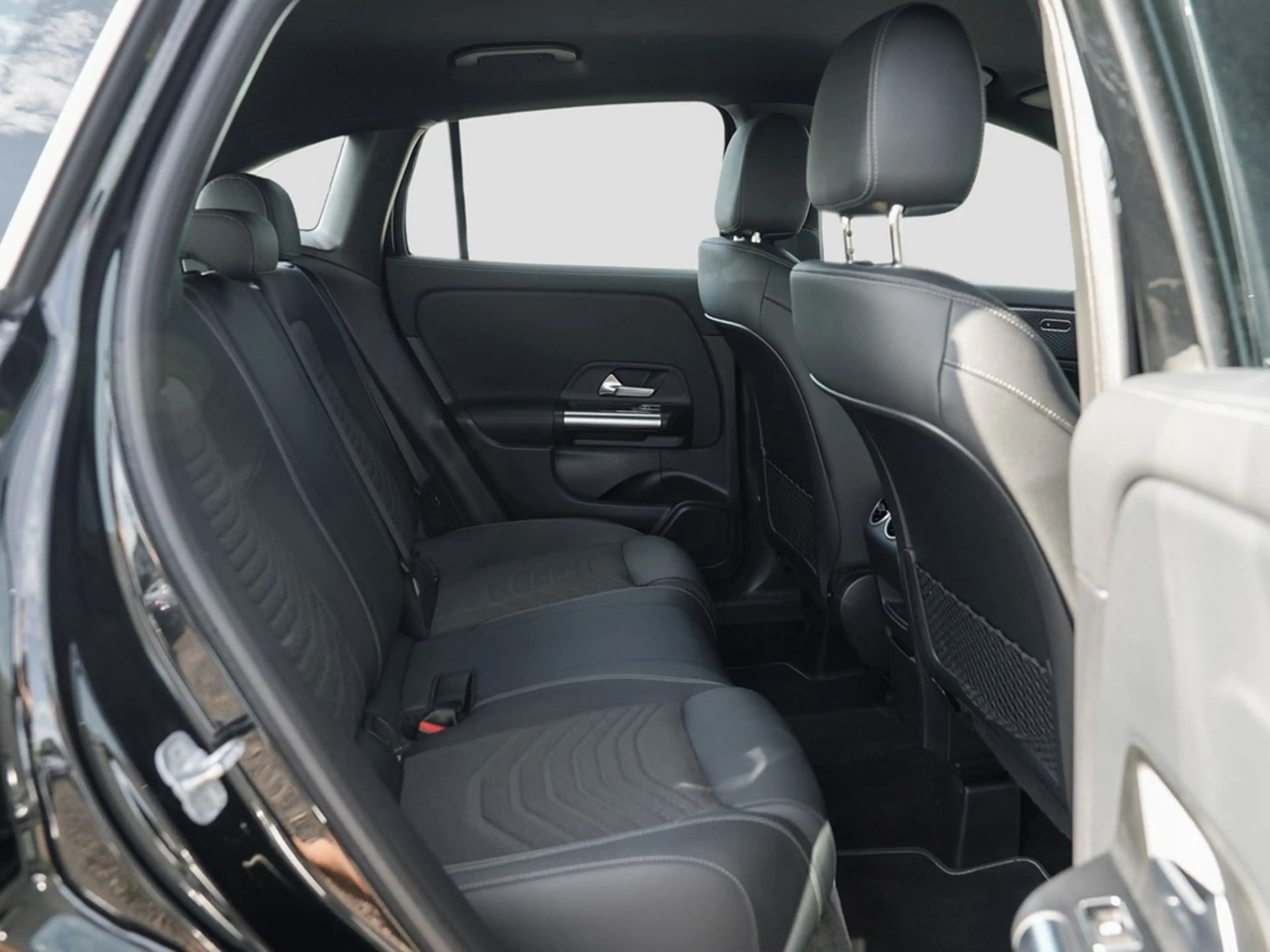Mercedes-Benz GLA 200 Desingpaket Advanced *LED*AHK*Navi*Kamera*Kessy... — photo 10