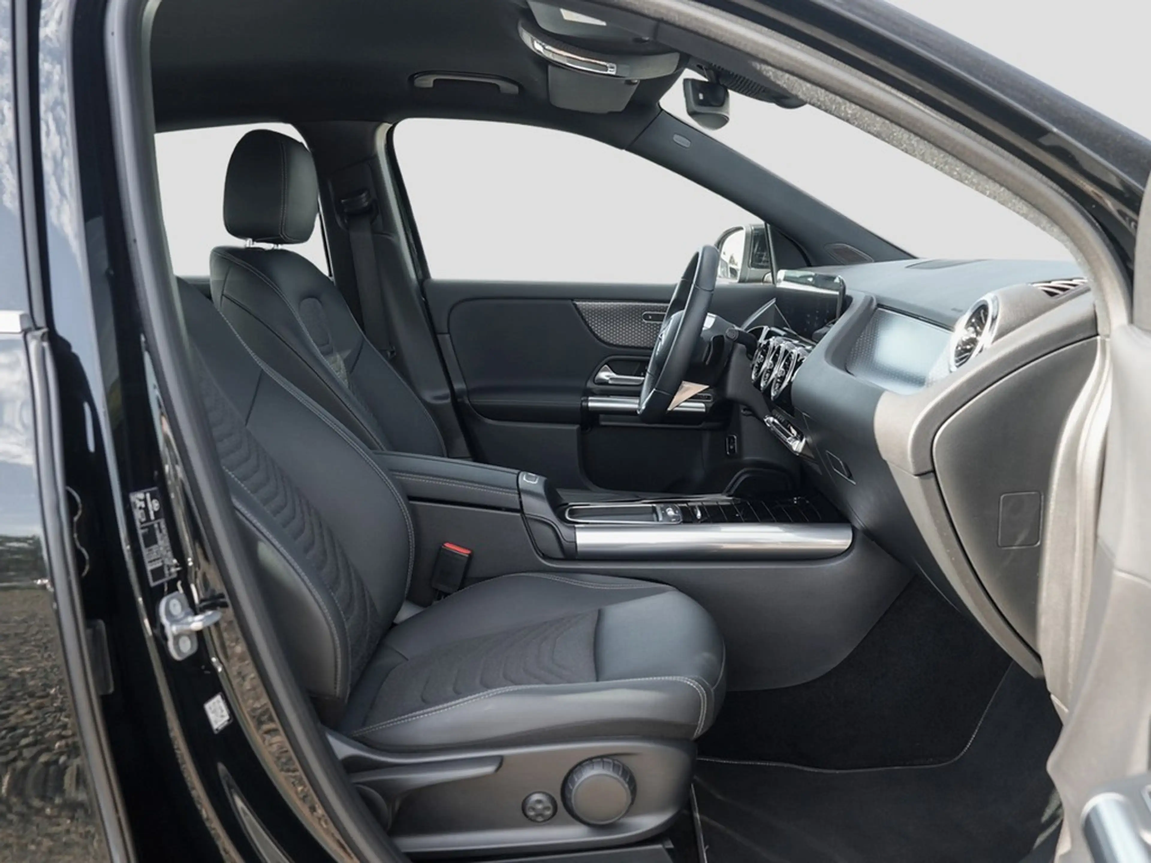 Mercedes-Benz GLA 200 Desingpaket Advanced *LED*AHK*Navi*Kamera*Kessy... — photo 7