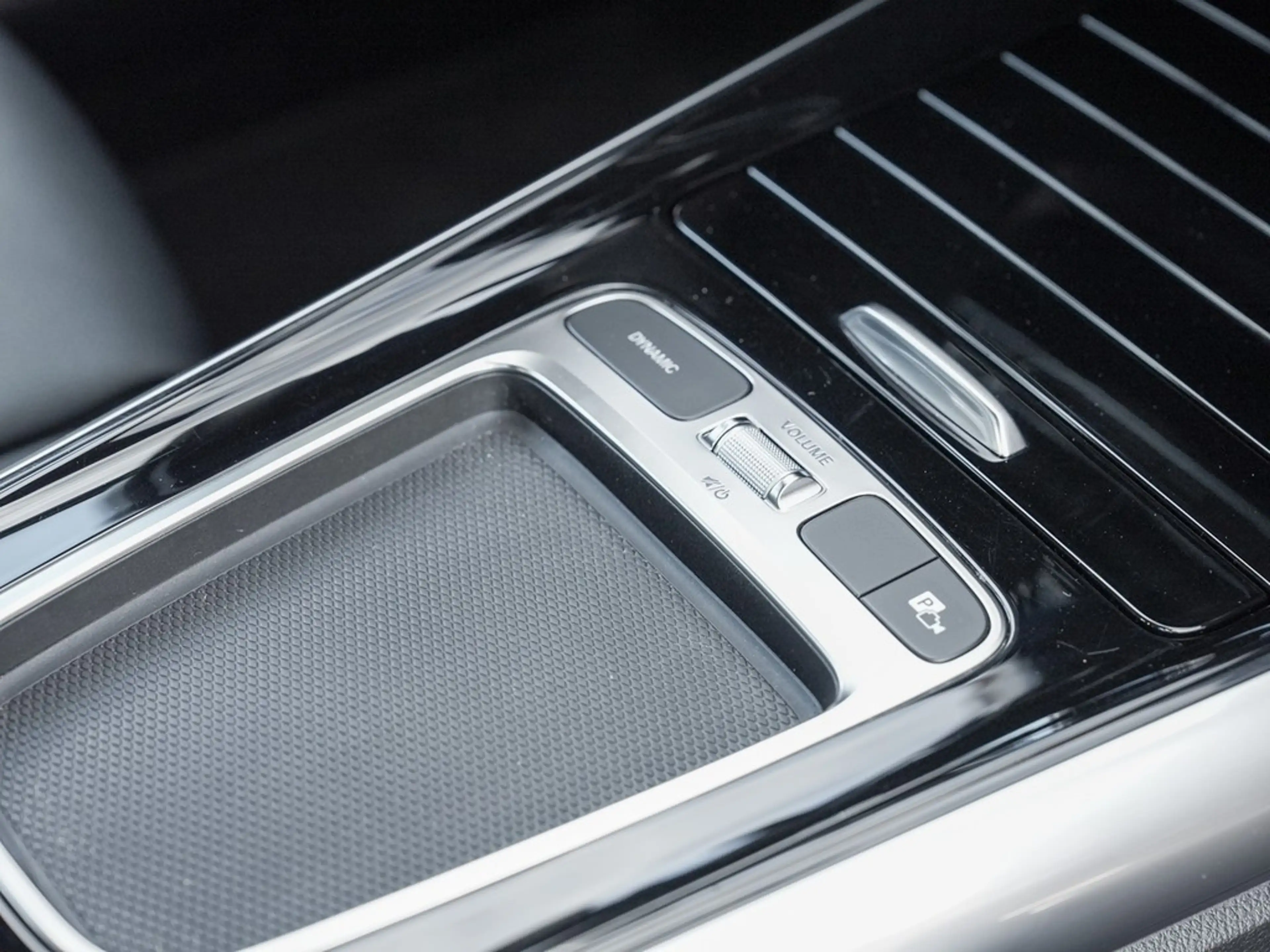 Mercedes-Benz GLA 200 Desingpaket Advanced *LED*AHK*Navi*Kamera*Kessy... — photo 9