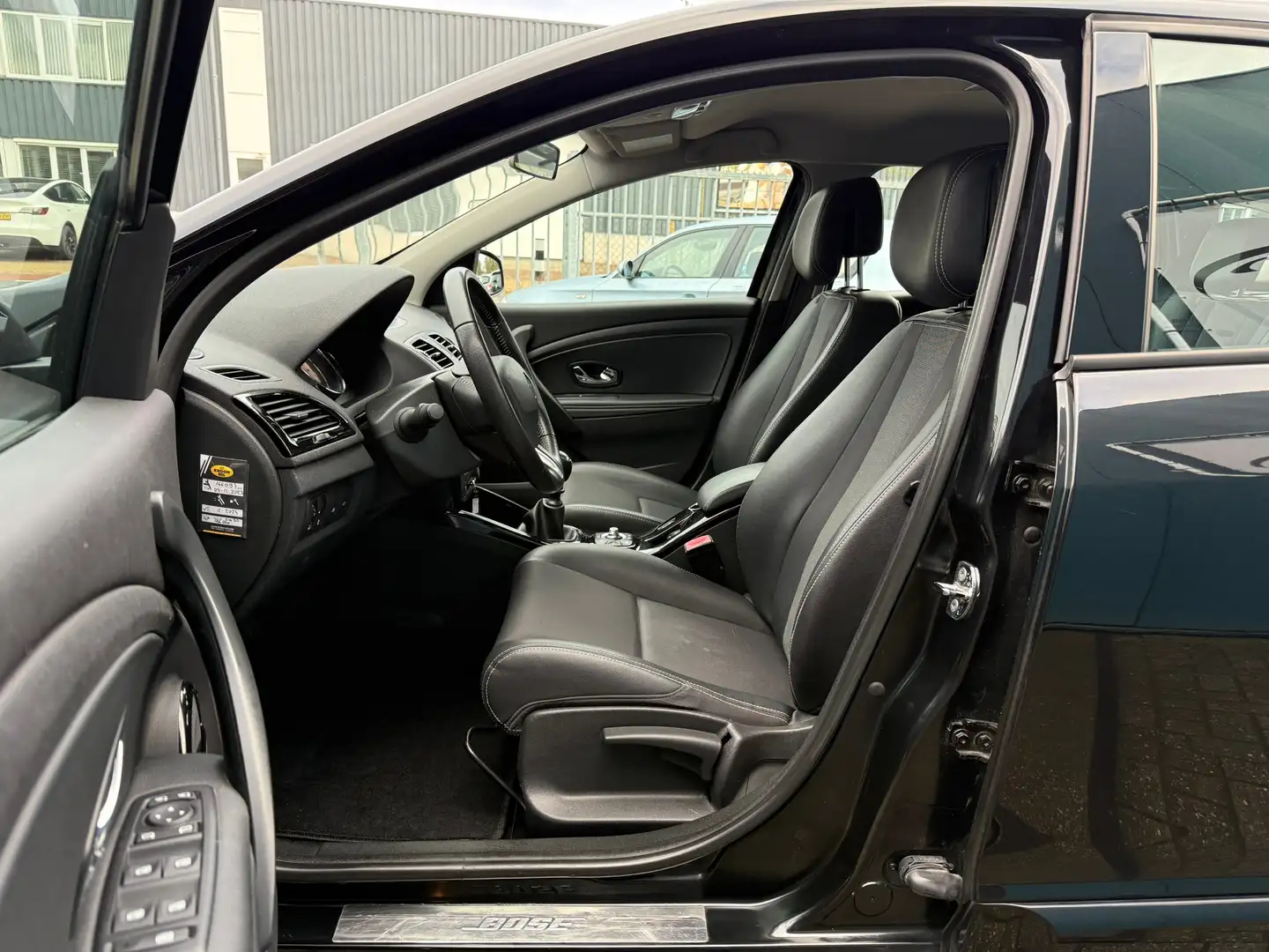 Renault Megane Estate 1.2 TCe Bose Clima Navigatie Cruise Pdc 17" Zwart - 2