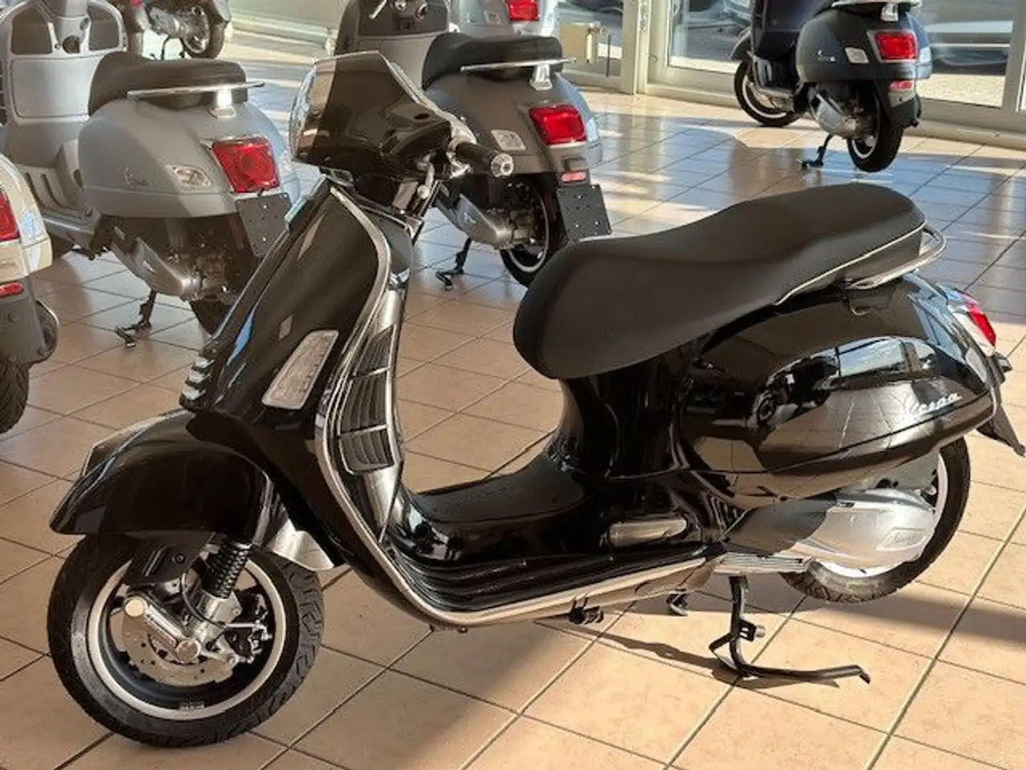 Vespa GTS 300 Super Deutsches Model Negro - 1