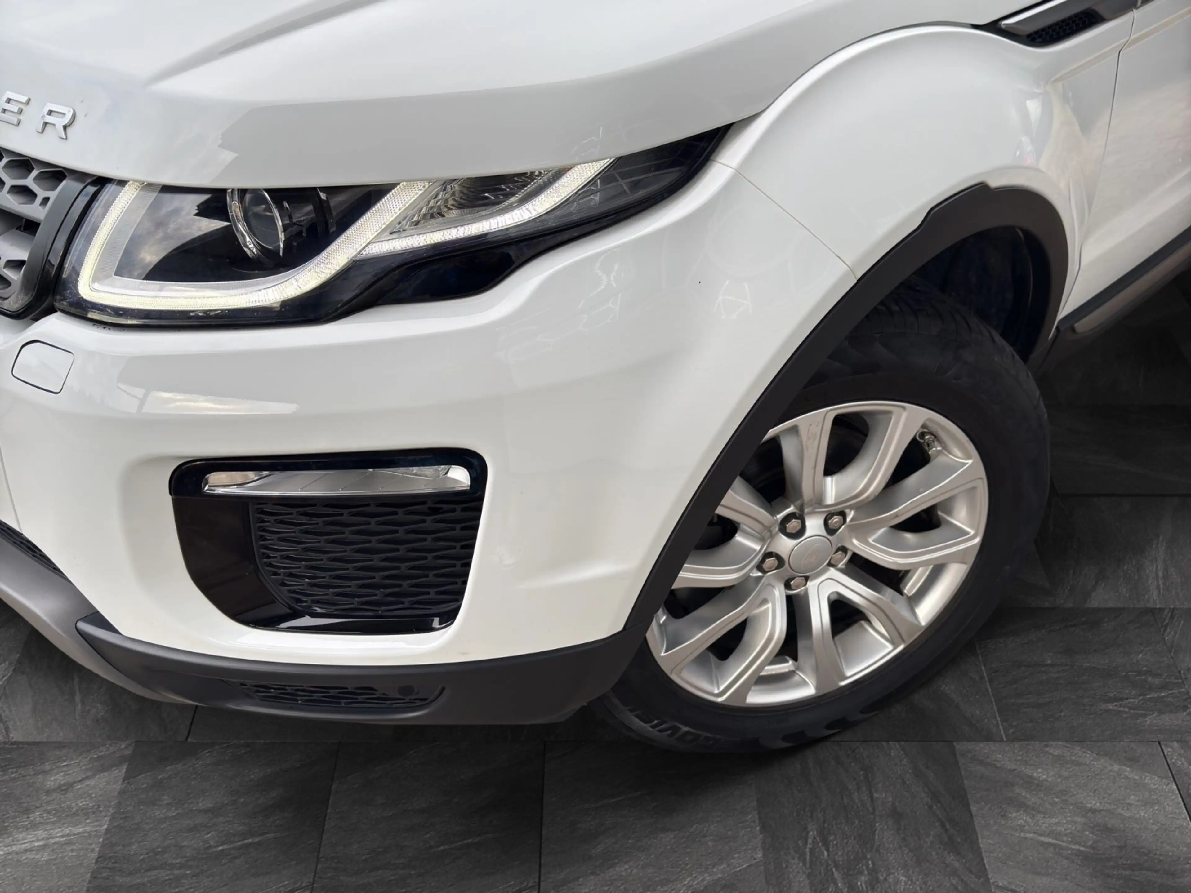 Land Rover Range Rover Evoque 2.0 TD4 AWD*LED*NAVI*LANE*TOP — photo 4