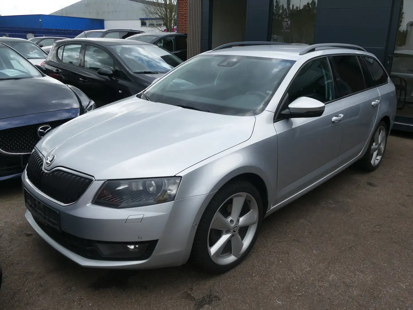 Skoda Octavia Combi 2.0 TDI DSG Elegance Xenon Leder Navi Park Silber - 1
