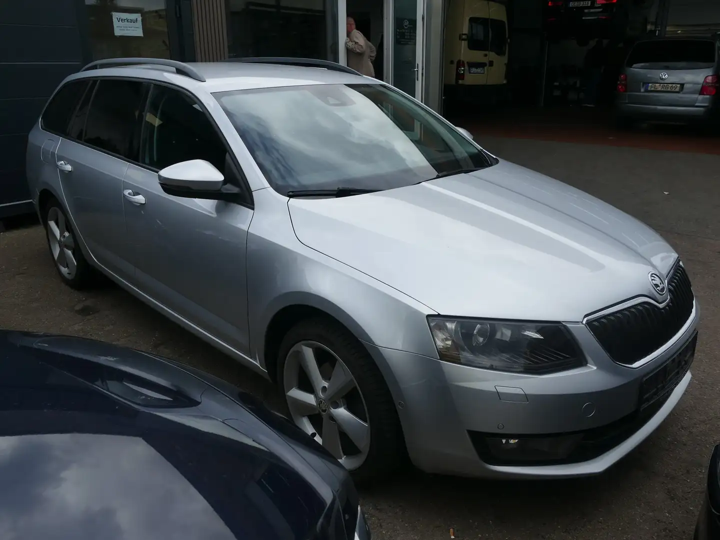 Skoda Octavia Combi 2.0 TDI DSG Elegance Xenon Leder Navi Park Silber - 2