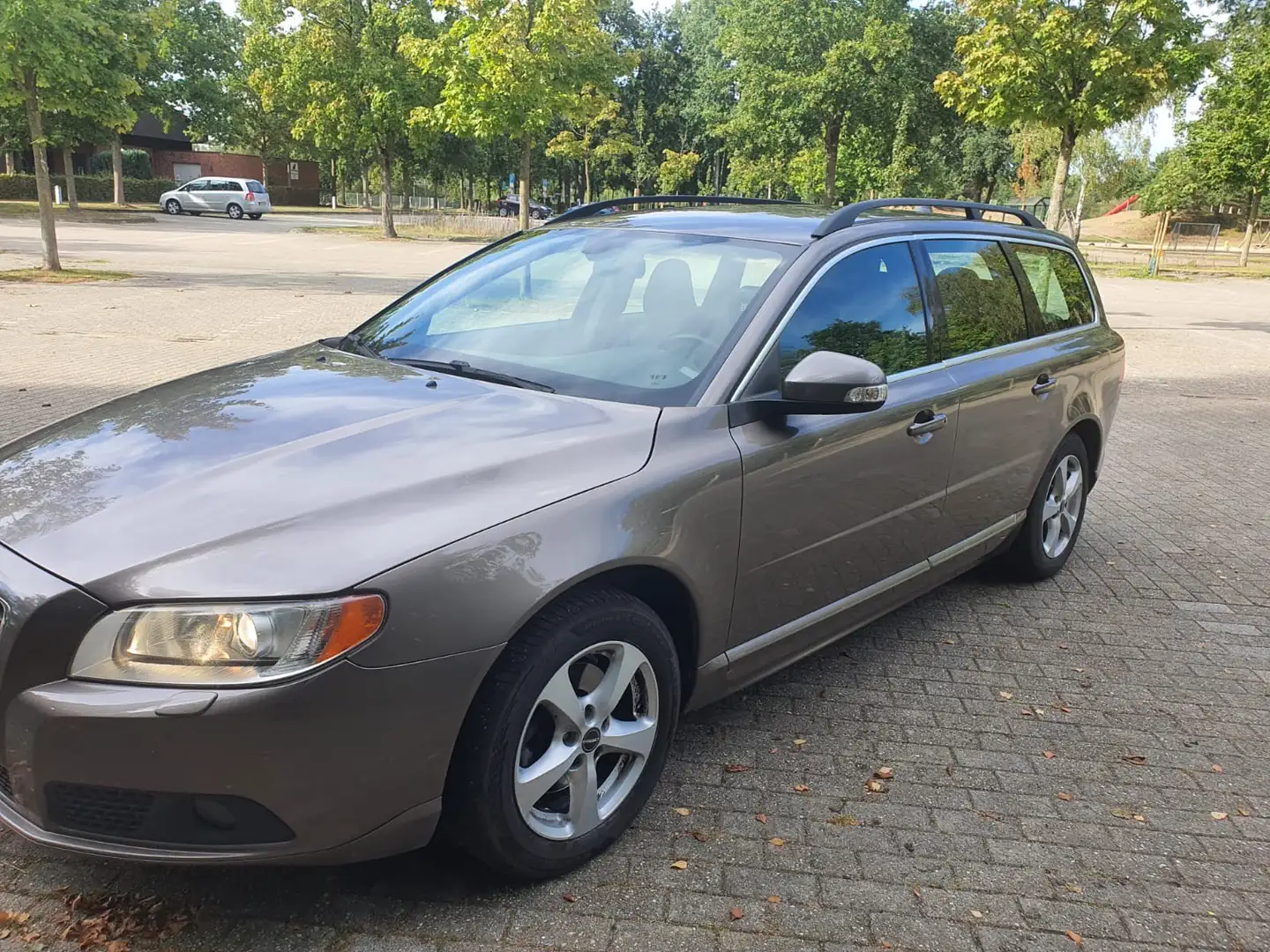 Volvo V70 2.4D Aut. Momentum Bronze - 1