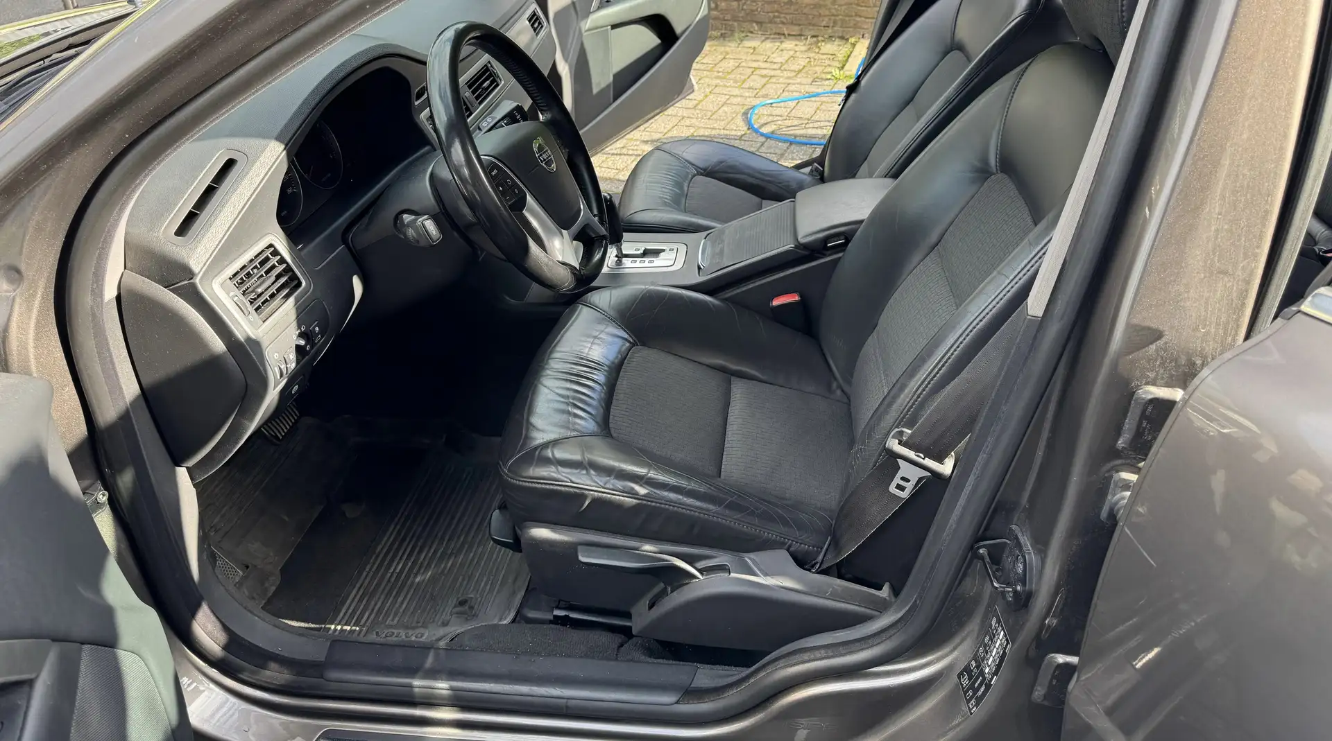 Volvo V70 2.4D Aut. Momentum Bronze - 2