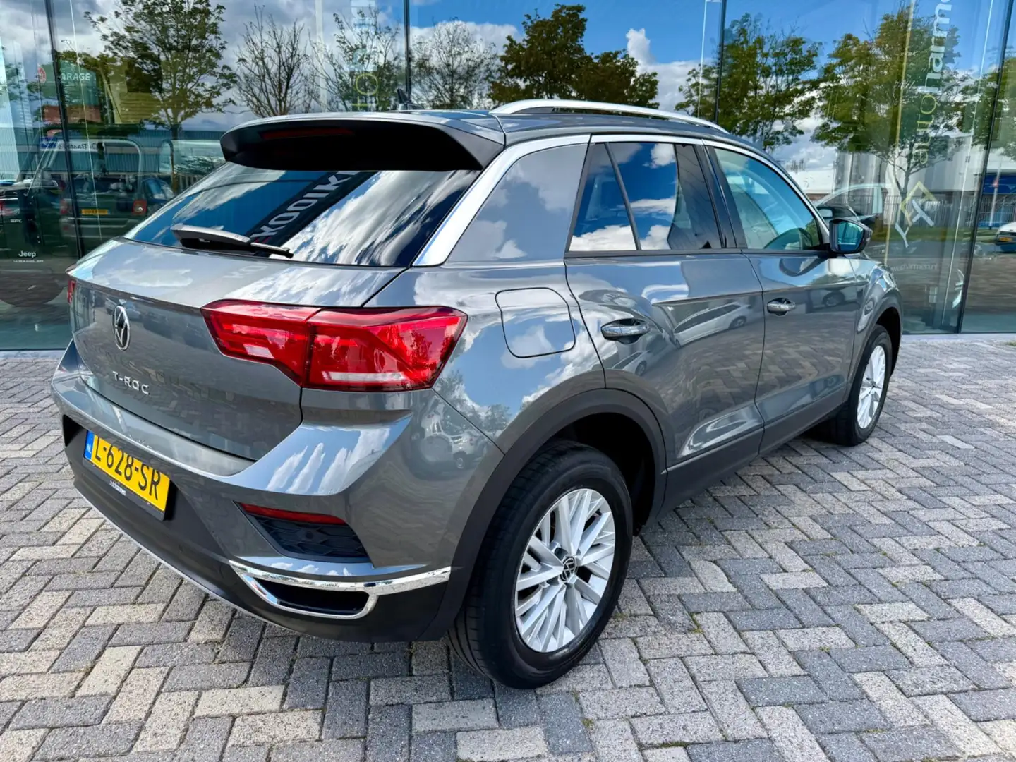 Volkswagen T-Roc 1.5 TSI automaat Style Business, NAP, 1e eigenaar, Grau - 2