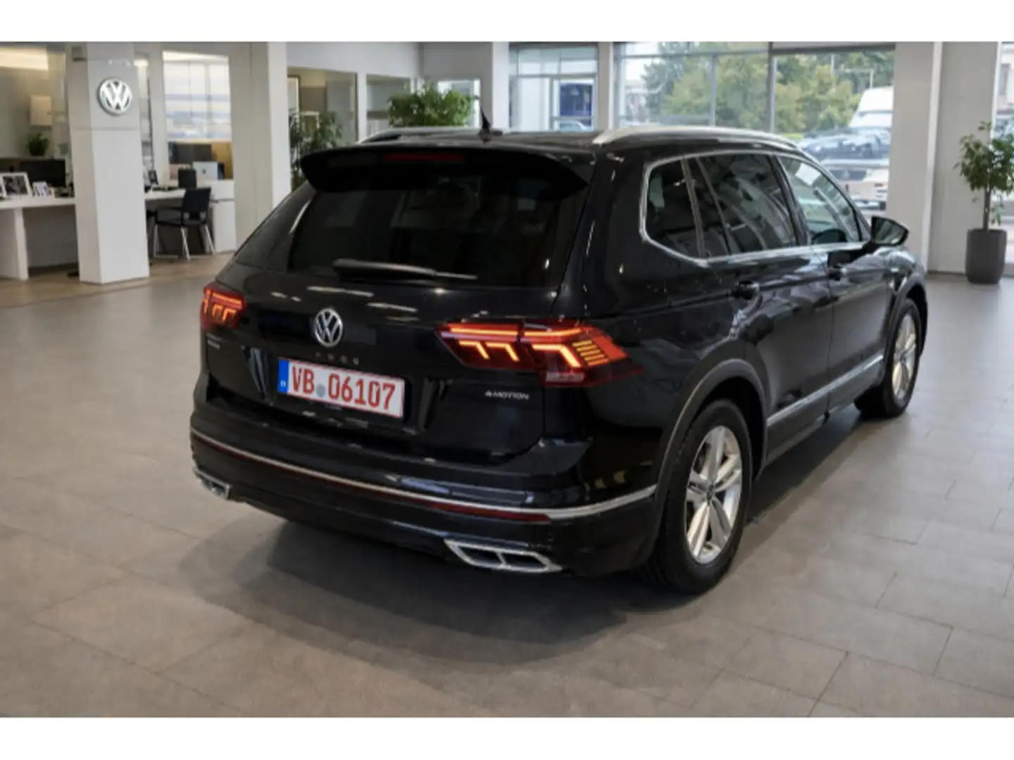 Volkswagen Tiguan Allspace R-Line 2.0 TDI 4M StHz/AHK/360/D Schwarz - 2